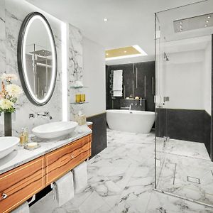 Suite met een King Size Bed met een Panoramisch Uitzicht